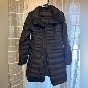 Like new thigh length North Face puffer coat.